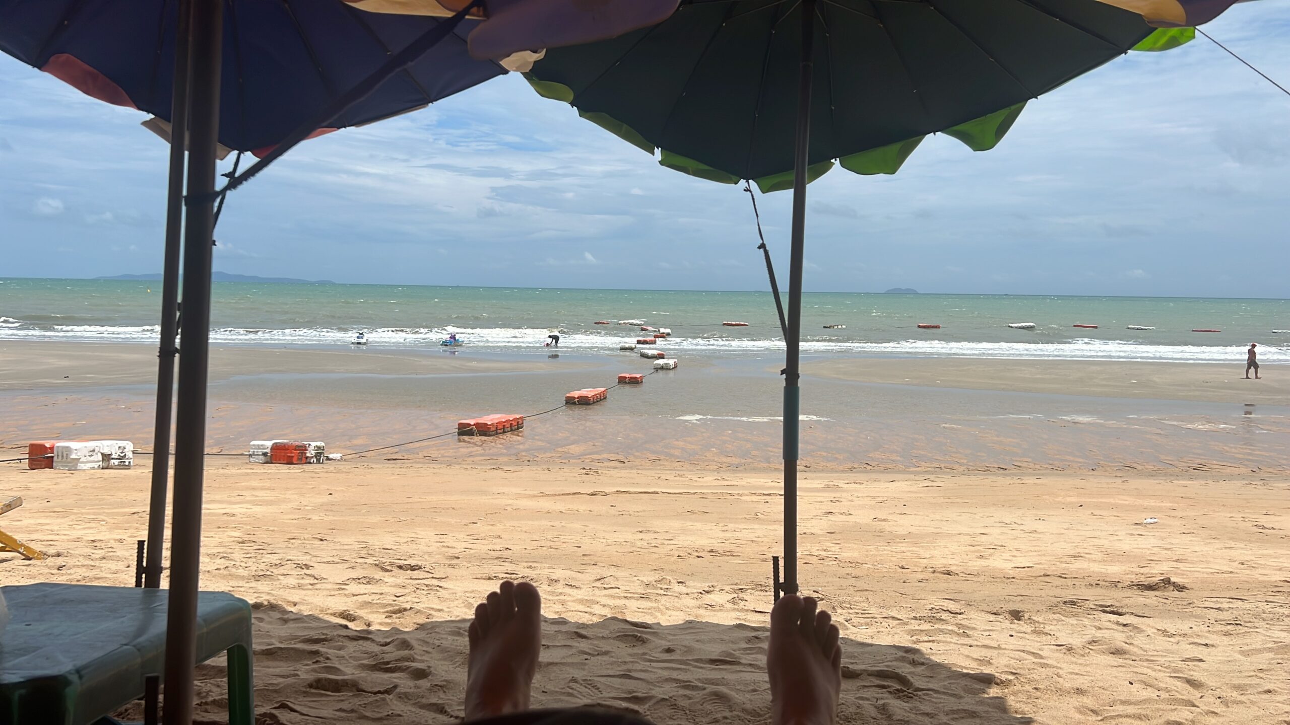 Sonnenschirme am Dongtan Beach – Sunny Beach Pattaya