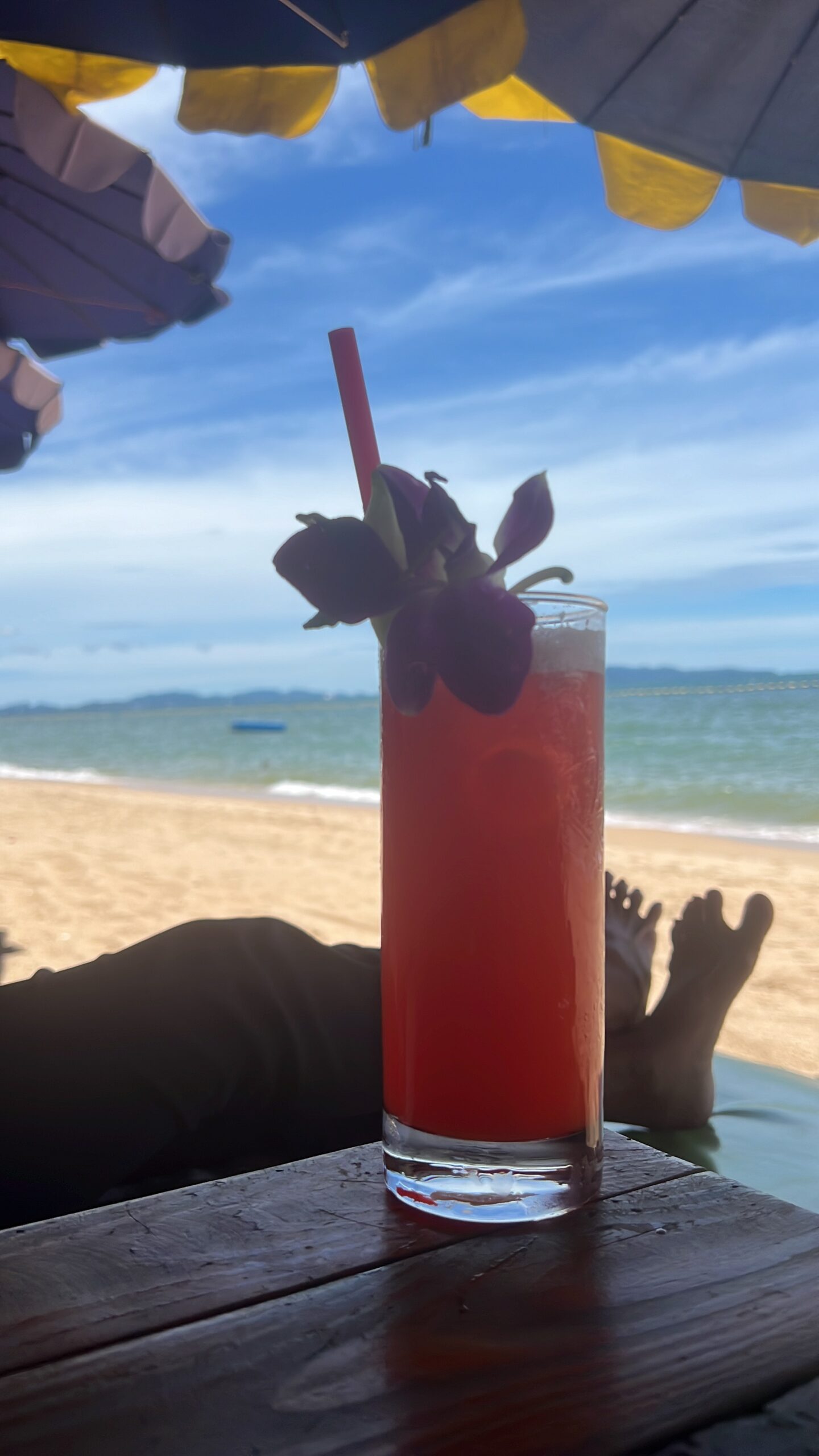 Frischer Cocktail am Strand – Sunny Beach Pattaya Jomtien
