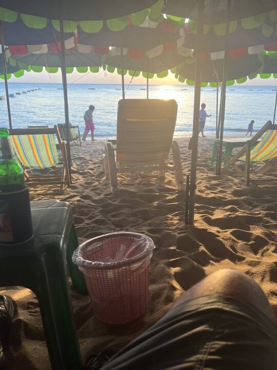 Beach Chairs und Sonnenschirme Sunny Beach Pattaya Dongtan