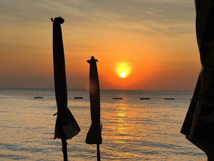 Sonnenschirme im Sonnenuntergang – Sunny Beach Pattaya