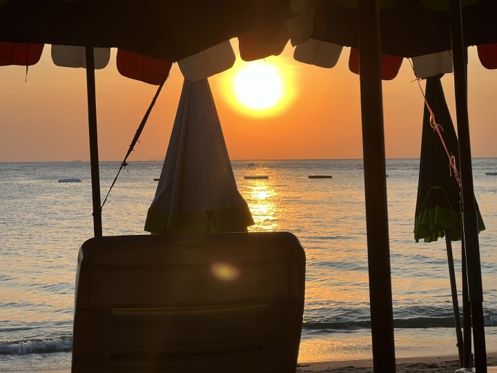 Liegestuhl und Schirm im Sonnenuntergang Dongtan Beach